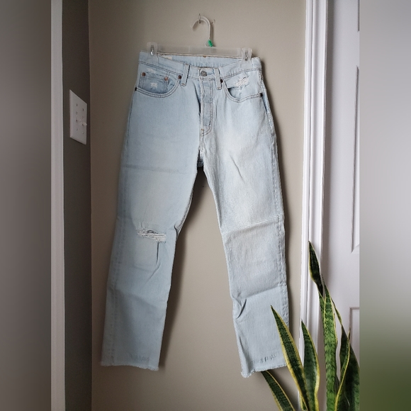 Levi's Premium 501 Crop Light Wash Denim Jeans Rip Ankle Length Size 26 - Picture 2 of 7